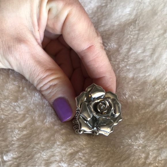 Costume Silver Flower stretch ring - Picture 2 of 3